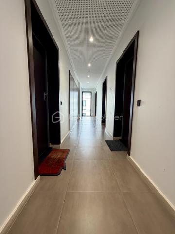 Situé dans la ville de Gagny, au sein d'une copropriété fermée et sécurisée, proche de toutes commodités.

Venez découvrir ce charmant appartement de type F2 construit en 2014 mesurant 42m² SANS TRAVAUX À PRÉVOIR, situé au 1er étage sur 2 (avec ascenseur), il se compose d'une entrée desservant un salon avec cuisine ouverte de 26,5m², une chambre de 10,5m² et une salle de bains avec WC de 5m².

Un Box situé au sous sol vient compléter le bien.

Taxe foncière : 1179€
Charges de copropriété : 135€ / Mois (Entretien des parties communes, eau froide)

Bonus :
- Norme PMR
- Fenêtres double vitrage ALU
- Volets roulants électriques
- Tableau électrique OK
- Fibre
- Interphone avec Visio
- Caméras dans les parties communes

Commodités :
- Boulangerie, pharmacie, supermarchés, banques et commerces de proximité à moins de 5min à pied
- Centre-ville de Gagny et marché à quelques minutes
- RER E Gagny Centre à environ 5min à pied (Paris Saint-Lazare / Haussmann rapidement accessible / La défense en 30min)
- Arrêts de bus à proximité immédiate
- Accès rapide à la N34, A3 et A86
- Centre commercial Domus et Rosny 2 à environ 15min en voiture
- Aéroport Roissy Charles de Gaulle à environ 25min
- Crèches et assistantes maternelles à proximité
- Écoles maternelle et primaire accessibles à pied
- Collège et lycée à moins de 10min
- Parc de Gagny à moins de 5min

Disponible 7jrs/7 n'hésitez pas à me contacter pour faire une visite ou avoir plus d'infos concernant ce bien.

>> 100% OUVERT AU PARTAGE INTER AGENCE !! <<