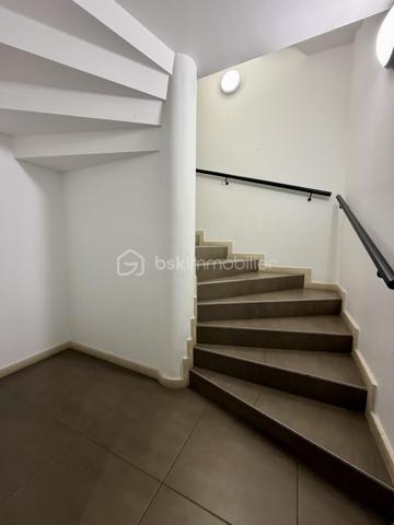 Situé dans la ville de Gagny, au sein d'une copropriété fermée et sécurisée, proche de toutes commodités.

Venez découvrir ce charmant appartement de type F2 construit en 2014 mesurant 42m² SANS TRAVAUX À PRÉVOIR, situé au 1er étage sur 2 (avec ascenseur), il se compose d'une entrée desservant un salon avec cuisine ouverte de 26,5m², une chambre de 10,5m² et une salle de bains avec WC de 5m².

Un Box situé au sous sol vient compléter le bien.

Taxe foncière : 1179€
Charges de copropriété : 135€ / Mois (Entretien des parties communes, eau froide)

Bonus :
- Norme PMR
- Fenêtres double vitrage ALU
- Volets roulants électriques
- Tableau électrique OK
- Fibre
- Interphone avec Visio
- Caméras dans les parties communes

Commodités :
- Boulangerie, pharmacie, supermarchés, banques et commerces de proximité à moins de 5min à pied
- Centre-ville de Gagny et marché à quelques minutes
- RER E Gagny Centre à environ 5min à pied (Paris Saint-Lazare / Haussmann rapidement accessible / La défense en 30min)
- Arrêts de bus à proximité immédiate
- Accès rapide à la N34, A3 et A86
- Centre commercial Domus et Rosny 2 à environ 15min en voiture
- Aéroport Roissy Charles de Gaulle à environ 25min
- Crèches et assistantes maternelles à proximité
- Écoles maternelle et primaire accessibles à pied
- Collège et lycée à moins de 10min
- Parc de Gagny à moins de 5min

Disponible 7jrs/7 n'hésitez pas à me contacter pour faire une visite ou avoir plus d'infos concernant ce bien.

>> 100% OUVERT AU PARTAGE INTER AGENCE !! <<
