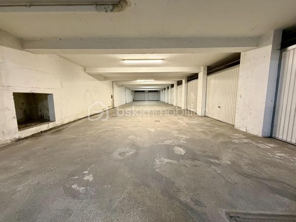 Situé dans la ville de Gagny, au sein d'une copropriété fermée et sécurisée, proche de toutes commodités.

Venez découvrir ce charmant appartement de type F2 construit en 2014 mesurant 42m² SANS TRAVAUX À PRÉVOIR, situé au 1er étage sur 2 (avec ascenseur), il se compose d'une entrée desservant un salon avec cuisine ouverte de 26,5m², une chambre de 10,5m² et une salle de bains avec WC de 5m².

Un Box situé au sous sol vient compléter le bien.

Taxe foncière : 1179€
Charges de copropriété : 135€ / Mois (Entretien des parties communes, eau froide)

Bonus :
- Norme PMR
- Fenêtres double vitrage ALU
- Volets roulants électriques
- Tableau électrique OK
- Fibre
- Interphone avec Visio
- Caméras dans les parties communes

Commodités :
- Boulangerie, pharmacie, supermarchés, banques et commerces de proximité à moins de 5min à pied
- Centre-ville de Gagny et marché à quelques minutes
- RER E Gagny Centre à environ 5min à pied (Paris Saint-Lazare / Haussmann rapidement accessible / La défense en 30min)
- Arrêts de bus à proximité immédiate
- Accès rapide à la N34, A3 et A86
- Centre commercial Domus et Rosny 2 à environ 15min en voiture
- Aéroport Roissy Charles de Gaulle à environ 25min
- Crèches et assistantes maternelles à proximité
- Écoles maternelle et primaire accessibles à pied
- Collège et lycée à moins de 10min
- Parc de Gagny à moins de 5min

Disponible 7jrs/7 n'hésitez pas à me contacter pour faire une visite ou avoir plus d'infos concernant ce bien.

>> 100% OUVERT AU PARTAGE INTER AGENCE !! <<