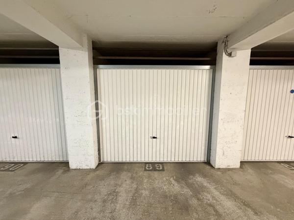 Situé dans la ville de Gagny, au sein d'une copropriété fermée et sécurisée, proche de toutes commodités.

Venez découvrir ce charmant appartement de type F2 construit en 2014 mesurant 42m² SANS TRAVAUX À PRÉVOIR, situé au 1er étage sur 2 (avec ascenseur), il se compose d'une entrée desservant un salon avec cuisine ouverte de 26,5m², une chambre de 10,5m² et une salle de bains avec WC de 5m².

Un Box situé au sous sol vient compléter le bien.

Taxe foncière : 1179€
Charges de copropriété : 135€ / Mois (Entretien des parties communes, eau froide)

Bonus :
- Norme PMR
- Fenêtres double vitrage ALU
- Volets roulants électriques
- Tableau électrique OK
- Fibre
- Interphone avec Visio
- Caméras dans les parties communes

Commodités :
- Boulangerie, pharmacie, supermarchés, banques et commerces de proximité à moins de 5min à pied
- Centre-ville de Gagny et marché à quelques minutes
- RER E Gagny Centre à environ 5min à pied (Paris Saint-Lazare / Haussmann rapidement accessible / La défense en 30min)
- Arrêts de bus à proximité immédiate
- Accès rapide à la N34, A3 et A86
- Centre commercial Domus et Rosny 2 à environ 15min en voiture
- Aéroport Roissy Charles de Gaulle à environ 25min
- Crèches et assistantes maternelles à proximité
- Écoles maternelle et primaire accessibles à pied
- Collège et lycée à moins de 10min
- Parc de Gagny à moins de 5min

Disponible 7jrs/7 n'hésitez pas à me contacter pour faire une visite ou avoir plus d'infos concernant ce bien.

>> 100% OUVERT AU PARTAGE INTER AGENCE !! <<