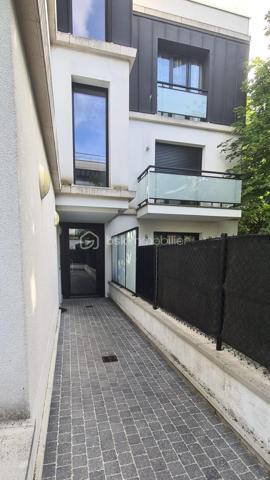 Situé dans la ville de Gagny, au sein d'une copropriété fermée et sécurisée, proche de toutes commodités.

Venez découvrir ce charmant appartement de type F2 construit en 2014 mesurant 42m² SANS TRAVAUX À PRÉVOIR, situé au 1er étage sur 2 (avec ascenseur), il se compose d'une entrée desservant un salon avec cuisine ouverte de 26,5m², une chambre de 10,5m² et une salle de bains avec WC de 5m².

Un Box situé au sous sol vient compléter le bien.

Taxe foncière : 1179€
Charges de copropriété : 135€ / Mois (Entretien des parties communes, eau froide)

Bonus :
- Norme PMR
- Fenêtres double vitrage ALU
- Volets roulants électriques
- Tableau électrique OK
- Fibre
- Interphone avec Visio
- Caméras dans les parties communes

Commodités :
- Boulangerie, pharmacie, supermarchés, banques et commerces de proximité à moins de 5min à pied
- Centre-ville de Gagny et marché à quelques minutes
- RER E Gagny Centre à environ 5min à pied (Paris Saint-Lazare / Haussmann rapidement accessible / La défense en 30min)
- Arrêts de bus à proximité immédiate
- Accès rapide à la N34, A3 et A86
- Centre commercial Domus et Rosny 2 à environ 15min en voiture
- Aéroport Roissy Charles de Gaulle à environ 25min
- Crèches et assistantes maternelles à proximité
- Écoles maternelle et primaire accessibles à pied
- Collège et lycée à moins de 10min
- Parc de Gagny à moins de 5min

Disponible 7jrs/7 n'hésitez pas à me contacter pour faire une visite ou avoir plus d'infos concernant ce bien.

>> 100% OUVERT AU PARTAGE INTER AGENCE !! <<