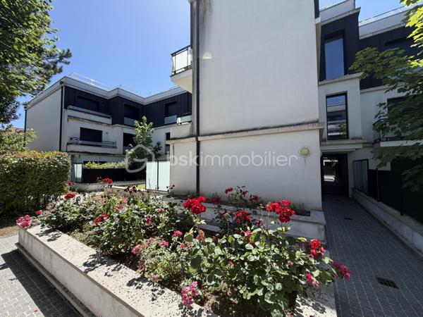 Situé dans la ville de Gagny, au sein d'une copropriété fermée et sécurisée, proche de toutes commodités.

Venez découvrir ce charmant appartement de type F2 construit en 2014 mesurant 42m² SANS TRAVAUX À PRÉVOIR, situé au 1er étage sur 2 (avec ascenseur), il se compose d'une entrée desservant un salon avec cuisine ouverte de 26,5m², une chambre de 10,5m² et une salle de bains avec WC de 5m².

Un Box situé au sous sol vient compléter le bien.

Taxe foncière : 1179€
Charges de copropriété : 135€ / Mois (Entretien des parties communes, eau froide)

Bonus :
- Norme PMR
- Fenêtres double vitrage ALU
- Volets roulants électriques
- Tableau électrique OK
- Fibre
- Interphone avec Visio
- Caméras dans les parties communes

Commodités :
- Boulangerie, pharmacie, supermarchés, banques et commerces de proximité à moins de 5min à pied
- Centre-ville de Gagny et marché à quelques minutes
- RER E Gagny Centre à environ 5min à pied (Paris Saint-Lazare / Haussmann rapidement accessible / La défense en 30min)
- Arrêts de bus à proximité immédiate
- Accès rapide à la N34, A3 et A86
- Centre commercial Domus et Rosny 2 à environ 15min en voiture
- Aéroport Roissy Charles de Gaulle à environ 25min
- Crèches et assistantes maternelles à proximité
- Écoles maternelle et primaire accessibles à pied
- Collège et lycée à moins de 10min
- Parc de Gagny à moins de 5min

Disponible 7jrs/7 n'hésitez pas à me contacter pour faire une visite ou avoir plus d'infos concernant ce bien.

>> 100% OUVERT AU PARTAGE INTER AGENCE !! <<