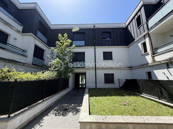 Situé dans la ville de Gagny, au sein d'une copropriété fermée et sécurisée, proche de toutes commodités.

Venez découvrir ce charmant appartement de type F2 construit en 2014 mesurant 42m² SANS TRAVAUX À PRÉVOIR, situé au 1er étage sur 2 (avec ascenseur), il se compose d'une entrée desservant un salon avec cuisine ouverte de 26,5m², une chambre de 10,5m² et une salle de bains avec WC de 5m².

Un Box situé au sous sol vient compléter le bien.

Taxe foncière : 1179€
Charges de copropriété : 135€ / Mois (Entretien des parties communes, eau froide)

Bonus :
- Norme PMR
- Fenêtres double vitrage ALU
- Volets roulants électriques
- Tableau électrique OK
- Fibre
- Interphone avec Visio
- Caméras dans les parties communes

Commodités :
- Boulangerie, pharmacie, supermarchés, banques et commerces de proximité à moins de 5min à pied
- Centre-ville de Gagny et marché à quelques minutes
- RER E Gagny Centre à environ 5min à pied (Paris Saint-Lazare / Haussmann rapidement accessible / La défense en 30min)
- Arrêts de bus à proximité immédiate
- Accès rapide à la N34, A3 et A86
- Centre commercial Domus et Rosny 2 à environ 15min en voiture
- Aéroport Roissy Charles de Gaulle à environ 25min
- Crèches et assistantes maternelles à proximité
- Écoles maternelle et primaire accessibles à pied
- Collège et lycée à moins de 10min
- Parc de Gagny à moins de 5min

Disponible 7jrs/7 n'hésitez pas à me contacter pour faire une visite ou avoir plus d'infos concernant ce bien.

>> 100% OUVERT AU PARTAGE INTER AGENCE !! <<