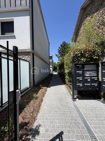 Situé dans la ville de Gagny, au sein d'une copropriété fermée et sécurisée, proche de toutes commodités.

Venez découvrir ce charmant appartement de type F2 construit en 2014 mesurant 42m² SANS TRAVAUX À PRÉVOIR, situé au 1er étage sur 2 (avec ascenseur), il se compose d'une entrée desservant un salon avec cuisine ouverte de 26,5m², une chambre de 10,5m² et une salle de bains avec WC de 5m².

Un Box situé au sous sol vient compléter le bien.

Taxe foncière : 1179€
Charges de copropriété : 135€ / Mois (Entretien des parties communes, eau froide)

Bonus :
- Norme PMR
- Fenêtres double vitrage ALU
- Volets roulants électriques
- Tableau électrique OK
- Fibre
- Interphone avec Visio
- Caméras dans les parties communes

Commodités :
- Boulangerie, pharmacie, supermarchés, banques et commerces de proximité à moins de 5min à pied
- Centre-ville de Gagny et marché à quelques minutes
- RER E Gagny Centre à environ 5min à pied (Paris Saint-Lazare / Haussmann rapidement accessible / La défense en 30min)
- Arrêts de bus à proximité immédiate
- Accès rapide à la N34, A3 et A86
- Centre commercial Domus et Rosny 2 à environ 15min en voiture
- Aéroport Roissy Charles de Gaulle à environ 25min
- Crèches et assistantes maternelles à proximité
- Écoles maternelle et primaire accessibles à pied
- Collège et lycée à moins de 10min
- Parc de Gagny à moins de 5min

Disponible 7jrs/7 n'hésitez pas à me contacter pour faire une visite ou avoir plus d'infos concernant ce bien.

>> 100% OUVERT AU PARTAGE INTER AGENCE !! <<