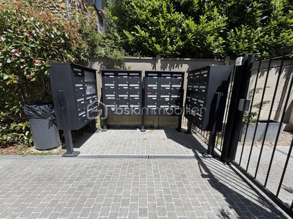 Situé dans la ville de Gagny, au sein d'une copropriété fermée et sécurisée, proche de toutes commodités.

Venez découvrir ce charmant appartement de type F2 construit en 2014 mesurant 42m² SANS TRAVAUX À PRÉVOIR, situé au 1er étage sur 2 (avec ascenseur), il se compose d'une entrée desservant un salon avec cuisine ouverte de 26,5m², une chambre de 10,5m² et une salle de bains avec WC de 5m².

Un Box situé au sous sol vient compléter le bien.

Taxe foncière : 1179€
Charges de copropriété : 135€ / Mois (Entretien des parties communes, eau froide)

Bonus :
- Norme PMR
- Fenêtres double vitrage ALU
- Volets roulants électriques
- Tableau électrique OK
- Fibre
- Interphone avec Visio
- Caméras dans les parties communes

Commodités :
- Boulangerie, pharmacie, supermarchés, banques et commerces de proximité à moins de 5min à pied
- Centre-ville de Gagny et marché à quelques minutes
- RER E Gagny Centre à environ 5min à pied (Paris Saint-Lazare / Haussmann rapidement accessible / La défense en 30min)
- Arrêts de bus à proximité immédiate
- Accès rapide à la N34, A3 et A86
- Centre commercial Domus et Rosny 2 à environ 15min en voiture
- Aéroport Roissy Charles de Gaulle à environ 25min
- Crèches et assistantes maternelles à proximité
- Écoles maternelle et primaire accessibles à pied
- Collège et lycée à moins de 10min
- Parc de Gagny à moins de 5min

Disponible 7jrs/7 n'hésitez pas à me contacter pour faire une visite ou avoir plus d'infos concernant ce bien.

>> 100% OUVERT AU PARTAGE INTER AGENCE !! <<