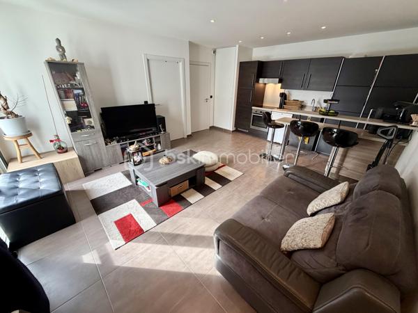 Situé dans la ville de Gagny, au sein d'une copropriété fermée et sécurisée, proche de toutes commodités.

Venez découvrir ce charmant appartement de type F2 construit en 2014 mesurant 42m² SANS TRAVAUX À PRÉVOIR, situé au 1er étage sur 2 (avec ascenseur), il se compose d'une entrée desservant un salon avec cuisine ouverte de 26,5m², une chambre de 10,5m² et une salle de bains avec WC de 5m².

Un Box situé au sous sol vient compléter le bien.

Taxe foncière : 1179€
Charges de copropriété : 135€ / Mois (Entretien des parties communes, eau froide)

Bonus :
- Norme PMR
- Fenêtres double vitrage ALU
- Volets roulants électriques
- Tableau électrique OK
- Fibre
- Interphone avec Visio
- Caméras dans les parties communes

Commodités :
- Boulangerie, pharmacie, supermarchés, banques et commerces de proximité à moins de 5min à pied
- Centre-ville de Gagny et marché à quelques minutes
- RER E Gagny Centre à environ 5min à pied (Paris Saint-Lazare / Haussmann rapidement accessible / La défense en 30min)
- Arrêts de bus à proximité immédiate
- Accès rapide à la N34, A3 et A86
- Centre commercial Domus et Rosny 2 à environ 15min en voiture
- Aéroport Roissy Charles de Gaulle à environ 25min
- Crèches et assistantes maternelles à proximité
- Écoles maternelle et primaire accessibles à pied
- Collège et lycée à moins de 10min
- Parc de Gagny à moins de 5min

Disponible 7jrs/7 n'hésitez pas à me contacter pour faire une visite ou avoir plus d'infos concernant ce bien.

>> 100% OUVERT AU PARTAGE INTER AGENCE !! <<