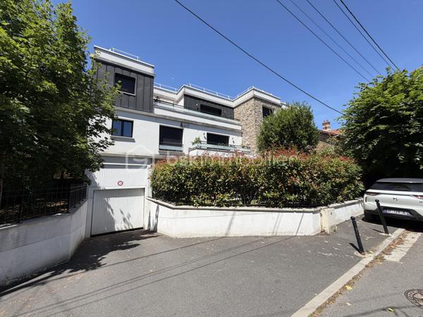 Situé dans la ville de Gagny, au sein d'une copropriété fermée et sécurisée, proche de toutes commodités.

Venez découvrir ce charmant appartement de type F2 construit en 2014 mesurant 42m² SANS TRAVAUX À PRÉVOIR, situé au 1er étage sur 2 (avec ascenseur), il se compose d'une entrée desservant un salon avec cuisine ouverte de 26,5m², une chambre de 10,5m² et une salle de bains avec WC de 5m².

Un Box situé au sous sol vient compléter le bien.

Taxe foncière : 1179€
Charges de copropriété : 135€ / Mois (Entretien des parties communes, eau froide)

Bonus :
- Norme PMR
- Fenêtres double vitrage ALU
- Volets roulants électriques
- Tableau électrique OK
- Fibre
- Interphone avec Visio
- Caméras dans les parties communes

Commodités :
- Boulangerie, pharmacie, supermarchés, banques et commerces de proximité à moins de 5min à pied
- Centre-ville de Gagny et marché à quelques minutes
- RER E Gagny Centre à environ 5min à pied (Paris Saint-Lazare / Haussmann rapidement accessible / La défense en 30min)
- Arrêts de bus à proximité immédiate
- Accès rapide à la N34, A3 et A86
- Centre commercial Domus et Rosny 2 à environ 15min en voiture
- Aéroport Roissy Charles de Gaulle à environ 25min
- Crèches et assistantes maternelles à proximité
- Écoles maternelle et primaire accessibles à pied
- Collège et lycée à moins de 10min
- Parc de Gagny à moins de 5min

Disponible 7jrs/7 n'hésitez pas à me contacter pour faire une visite ou avoir plus d'infos concernant ce bien.

>> 100% OUVERT AU PARTAGE INTER AGENCE !! <<