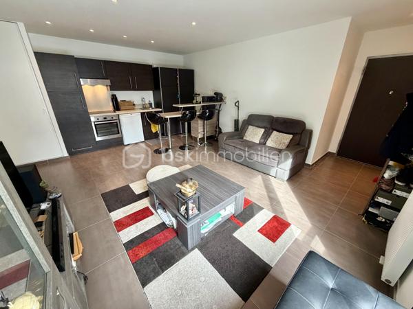 Situé dans la ville de Gagny, au sein d'une copropriété fermée et sécurisée, proche de toutes commodités.

Venez découvrir ce charmant appartement de type F2 construit en 2014 mesurant 42m² SANS TRAVAUX À PRÉVOIR, situé au 1er étage sur 2 (avec ascenseur), il se compose d'une entrée desservant un salon avec cuisine ouverte de 26,5m², une chambre de 10,5m² et une salle de bains avec WC de 5m².

Un Box situé au sous sol vient compléter le bien.

Taxe foncière : 1179€
Charges de copropriété : 135€ / Mois (Entretien des parties communes, eau froide)

Bonus :
- Norme PMR
- Fenêtres double vitrage ALU
- Volets roulants électriques
- Tableau électrique OK
- Fibre
- Interphone avec Visio
- Caméras dans les parties communes

Commodités :
- Boulangerie, pharmacie, supermarchés, banques et commerces de proximité à moins de 5min à pied
- Centre-ville de Gagny et marché à quelques minutes
- RER E Gagny Centre à environ 5min à pied (Paris Saint-Lazare / Haussmann rapidement accessible / La défense en 30min)
- Arrêts de bus à proximité immédiate
- Accès rapide à la N34, A3 et A86
- Centre commercial Domus et Rosny 2 à environ 15min en voiture
- Aéroport Roissy Charles de Gaulle à environ 25min
- Crèches et assistantes maternelles à proximité
- Écoles maternelle et primaire accessibles à pied
- Collège et lycée à moins de 10min
- Parc de Gagny à moins de 5min

Disponible 7jrs/7 n'hésitez pas à me contacter pour faire une visite ou avoir plus d'infos concernant ce bien.

>> 100% OUVERT AU PARTAGE INTER AGENCE !! <<