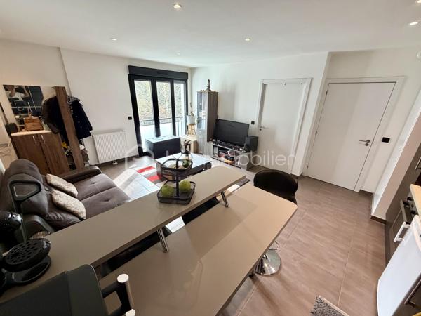 Situé dans la ville de Gagny, au sein d'une copropriété fermée et sécurisée, proche de toutes commodités.

Venez découvrir ce charmant appartement de type F2 construit en 2014 mesurant 42m² SANS TRAVAUX À PRÉVOIR, situé au 1er étage sur 2 (avec ascenseur), il se compose d'une entrée desservant un salon avec cuisine ouverte de 26,5m², une chambre de 10,5m² et une salle de bains avec WC de 5m².

Un Box situé au sous sol vient compléter le bien.

Taxe foncière : 1179€
Charges de copropriété : 135€ / Mois (Entretien des parties communes, eau froide)

Bonus :
- Norme PMR
- Fenêtres double vitrage ALU
- Volets roulants électriques
- Tableau électrique OK
- Fibre
- Interphone avec Visio
- Caméras dans les parties communes

Commodités :
- Boulangerie, pharmacie, supermarchés, banques et commerces de proximité à moins de 5min à pied
- Centre-ville de Gagny et marché à quelques minutes
- RER E Gagny Centre à environ 5min à pied (Paris Saint-Lazare / Haussmann rapidement accessible / La défense en 30min)
- Arrêts de bus à proximité immédiate
- Accès rapide à la N34, A3 et A86
- Centre commercial Domus et Rosny 2 à environ 15min en voiture
- Aéroport Roissy Charles de Gaulle à environ 25min
- Crèches et assistantes maternelles à proximité
- Écoles maternelle et primaire accessibles à pied
- Collège et lycée à moins de 10min
- Parc de Gagny à moins de 5min

Disponible 7jrs/7 n'hésitez pas à me contacter pour faire une visite ou avoir plus d'infos concernant ce bien.

>> 100% OUVERT AU PARTAGE INTER AGENCE !! <<