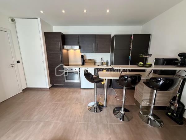 Situé dans la ville de Gagny, au sein d'une copropriété fermée et sécurisée, proche de toutes commodités.

Venez découvrir ce charmant appartement de type F2 construit en 2014 mesurant 42m² SANS TRAVAUX À PRÉVOIR, situé au 1er étage sur 2 (avec ascenseur), il se compose d'une entrée desservant un salon avec cuisine ouverte de 26,5m², une chambre de 10,5m² et une salle de bains avec WC de 5m².

Un Box situé au sous sol vient compléter le bien.

Taxe foncière : 1179€
Charges de copropriété : 135€ / Mois (Entretien des parties communes, eau froide)

Bonus :
- Norme PMR
- Fenêtres double vitrage ALU
- Volets roulants électriques
- Tableau électrique OK
- Fibre
- Interphone avec Visio
- Caméras dans les parties communes

Commodités :
- Boulangerie, pharmacie, supermarchés, banques et commerces de proximité à moins de 5min à pied
- Centre-ville de Gagny et marché à quelques minutes
- RER E Gagny Centre à environ 5min à pied (Paris Saint-Lazare / Haussmann rapidement accessible / La défense en 30min)
- Arrêts de bus à proximité immédiate
- Accès rapide à la N34, A3 et A86
- Centre commercial Domus et Rosny 2 à environ 15min en voiture
- Aéroport Roissy Charles de Gaulle à environ 25min
- Crèches et assistantes maternelles à proximité
- Écoles maternelle et primaire accessibles à pied
- Collège et lycée à moins de 10min
- Parc de Gagny à moins de 5min

Disponible 7jrs/7 n'hésitez pas à me contacter pour faire une visite ou avoir plus d'infos concernant ce bien.

>> 100% OUVERT AU PARTAGE INTER AGENCE !! <<