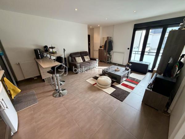 Situé dans la ville de Gagny, au sein d'une copropriété fermée et sécurisée, proche de toutes commodités.

Venez découvrir ce charmant appartement de type F2 construit en 2014 mesurant 42m² SANS TRAVAUX À PRÉVOIR, situé au 1er étage sur 2 (avec ascenseur), il se compose d'une entrée desservant un salon avec cuisine ouverte de 26,5m², une chambre de 10,5m² et une salle de bains avec WC de 5m².

Un Box situé au sous sol vient compléter le bien.

Taxe foncière : 1179€
Charges de copropriété : 135€ / Mois (Entretien des parties communes, eau froide)

Bonus :
- Norme PMR
- Fenêtres double vitrage ALU
- Volets roulants électriques
- Tableau électrique OK
- Fibre
- Interphone avec Visio
- Caméras dans les parties communes

Commodités :
- Boulangerie, pharmacie, supermarchés, banques et commerces de proximité à moins de 5min à pied
- Centre-ville de Gagny et marché à quelques minutes
- RER E Gagny Centre à environ 5min à pied (Paris Saint-Lazare / Haussmann rapidement accessible / La défense en 30min)
- Arrêts de bus à proximité immédiate
- Accès rapide à la N34, A3 et A86
- Centre commercial Domus et Rosny 2 à environ 15min en voiture
- Aéroport Roissy Charles de Gaulle à environ 25min
- Crèches et assistantes maternelles à proximité
- Écoles maternelle et primaire accessibles à pied
- Collège et lycée à moins de 10min
- Parc de Gagny à moins de 5min

Disponible 7jrs/7 n'hésitez pas à me contacter pour faire une visite ou avoir plus d'infos concernant ce bien.

>> 100% OUVERT AU PARTAGE INTER AGENCE !! <<