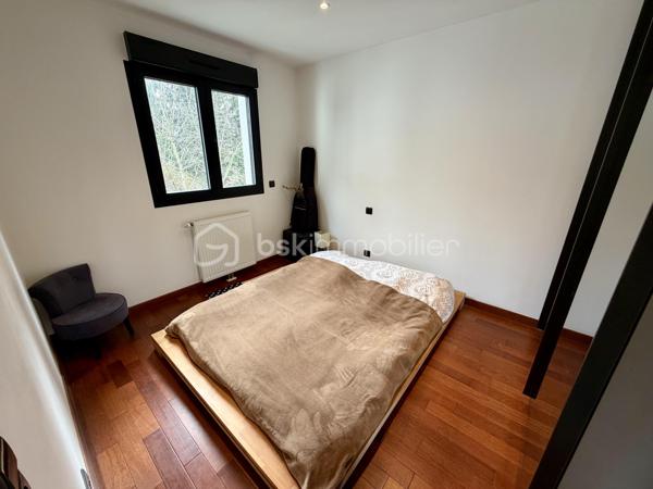 Situé dans la ville de Gagny, au sein d'une copropriété fermée et sécurisée, proche de toutes commodités.

Venez découvrir ce charmant appartement de type F2 construit en 2014 mesurant 42m² SANS TRAVAUX À PRÉVOIR, situé au 1er étage sur 2 (avec ascenseur), il se compose d'une entrée desservant un salon avec cuisine ouverte de 26,5m², une chambre de 10,5m² et une salle de bains avec WC de 5m².

Un Box situé au sous sol vient compléter le bien.

Taxe foncière : 1179€
Charges de copropriété : 135€ / Mois (Entretien des parties communes, eau froide)

Bonus :
- Norme PMR
- Fenêtres double vitrage ALU
- Volets roulants électriques
- Tableau électrique OK
- Fibre
- Interphone avec Visio
- Caméras dans les parties communes

Commodités :
- Boulangerie, pharmacie, supermarchés, banques et commerces de proximité à moins de 5min à pied
- Centre-ville de Gagny et marché à quelques minutes
- RER E Gagny Centre à environ 5min à pied (Paris Saint-Lazare / Haussmann rapidement accessible / La défense en 30min)
- Arrêts de bus à proximité immédiate
- Accès rapide à la N34, A3 et A86
- Centre commercial Domus et Rosny 2 à environ 15min en voiture
- Aéroport Roissy Charles de Gaulle à environ 25min
- Crèches et assistantes maternelles à proximité
- Écoles maternelle et primaire accessibles à pied
- Collège et lycée à moins de 10min
- Parc de Gagny à moins de 5min

Disponible 7jrs/7 n'hésitez pas à me contacter pour faire une visite ou avoir plus d'infos concernant ce bien.

>> 100% OUVERT AU PARTAGE INTER AGENCE !! <<