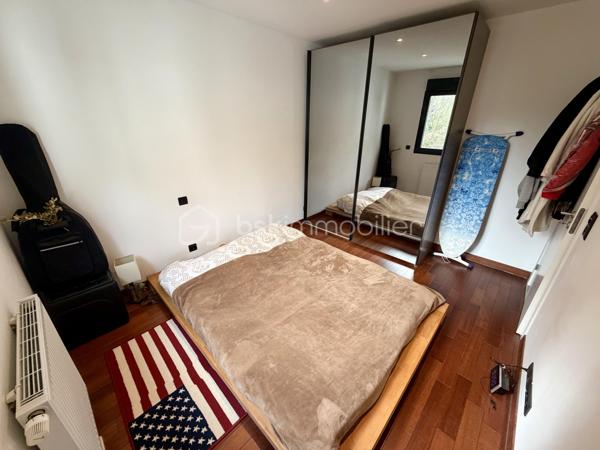 Situé dans la ville de Gagny, au sein d'une copropriété fermée et sécurisée, proche de toutes commodités.

Venez découvrir ce charmant appartement de type F2 construit en 2014 mesurant 42m² SANS TRAVAUX À PRÉVOIR, situé au 1er étage sur 2 (avec ascenseur), il se compose d'une entrée desservant un salon avec cuisine ouverte de 26,5m², une chambre de 10,5m² et une salle de bains avec WC de 5m².

Un Box situé au sous sol vient compléter le bien.

Taxe foncière : 1179€
Charges de copropriété : 135€ / Mois (Entretien des parties communes, eau froide)

Bonus :
- Norme PMR
- Fenêtres double vitrage ALU
- Volets roulants électriques
- Tableau électrique OK
- Fibre
- Interphone avec Visio
- Caméras dans les parties communes

Commodités :
- Boulangerie, pharmacie, supermarchés, banques et commerces de proximité à moins de 5min à pied
- Centre-ville de Gagny et marché à quelques minutes
- RER E Gagny Centre à environ 5min à pied (Paris Saint-Lazare / Haussmann rapidement accessible / La défense en 30min)
- Arrêts de bus à proximité immédiate
- Accès rapide à la N34, A3 et A86
- Centre commercial Domus et Rosny 2 à environ 15min en voiture
- Aéroport Roissy Charles de Gaulle à environ 25min
- Crèches et assistantes maternelles à proximité
- Écoles maternelle et primaire accessibles à pied
- Collège et lycée à moins de 10min
- Parc de Gagny à moins de 5min

Disponible 7jrs/7 n'hésitez pas à me contacter pour faire une visite ou avoir plus d'infos concernant ce bien.

>> 100% OUVERT AU PARTAGE INTER AGENCE !! <<