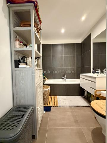 Situé dans la ville de Gagny, au sein d'une copropriété fermée et sécurisée, proche de toutes commodités.

Venez découvrir ce charmant appartement de type F2 construit en 2014 mesurant 42m² SANS TRAVAUX À PRÉVOIR, situé au 1er étage sur 2 (avec ascenseur), il se compose d'une entrée desservant un salon avec cuisine ouverte de 26,5m², une chambre de 10,5m² et une salle de bains avec WC de 5m².

Un Box situé au sous sol vient compléter le bien.

Taxe foncière : 1179€
Charges de copropriété : 135€ / Mois (Entretien des parties communes, eau froide)

Bonus :
- Norme PMR
- Fenêtres double vitrage ALU
- Volets roulants électriques
- Tableau électrique OK
- Fibre
- Interphone avec Visio
- Caméras dans les parties communes

Commodités :
- Boulangerie, pharmacie, supermarchés, banques et commerces de proximité à moins de 5min à pied
- Centre-ville de Gagny et marché à quelques minutes
- RER E Gagny Centre à environ 5min à pied (Paris Saint-Lazare / Haussmann rapidement accessible / La défense en 30min)
- Arrêts de bus à proximité immédiate
- Accès rapide à la N34, A3 et A86
- Centre commercial Domus et Rosny 2 à environ 15min en voiture
- Aéroport Roissy Charles de Gaulle à environ 25min
- Crèches et assistantes maternelles à proximité
- Écoles maternelle et primaire accessibles à pied
- Collège et lycée à moins de 10min
- Parc de Gagny à moins de 5min

Disponible 7jrs/7 n'hésitez pas à me contacter pour faire une visite ou avoir plus d'infos concernant ce bien.

>> 100% OUVERT AU PARTAGE INTER AGENCE !! <<