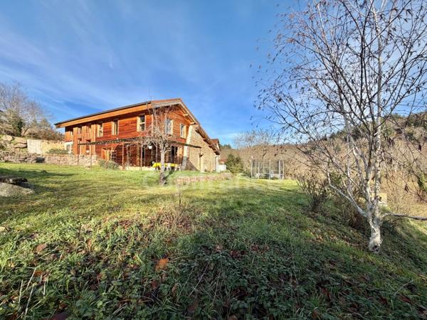 MAISON DE 220 M2, RÉNOVÉE EN 2014, TERRAIN DE 6 HA, 4 CHAMBRES, SALLE DE JEUX, 3 PUITS, ÉTANG, ASSAINISSEMENT AUX NORMES À VENIR, POMPE À CHALEUR DE 2016 AVEC CHAUFFAGE AU SOL, FIBRE OPTIQUE