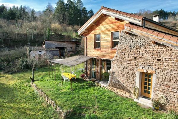 MAISON DE 220 M2, RÉNOVÉE EN 2014, TERRAIN DE 6 HA, 4 CHAMBRES, SALLE DE JEUX, 3 PUITS, ÉTANG, ASSAINISSEMENT AUX NORMES À VENIR, POMPE À CHALEUR DE 2016 AVEC CHAUFFAGE AU SOL, FIBRE OPTIQUE