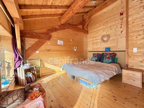 MAISON DE 220 M2, RÉNOVÉE EN 2014, TERRAIN DE 6 HA, 4 CHAMBRES, SALLE DE JEUX, 3 PUITS, ÉTANG, ASSAINISSEMENT AUX NORMES À VENIR, POMPE À CHALEUR DE 2016 AVEC CHAUFFAGE AU SOL, FIBRE OPTIQUE