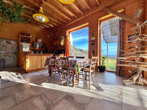 MAISON DE 220 M2, RÉNOVÉE EN 2014, TERRAIN DE 6 HA, 4 CHAMBRES, SALLE DE JEUX, 3 PUITS, ÉTANG, ASSAINISSEMENT AUX NORMES À VENIR, POMPE À CHALEUR DE 2016 AVEC CHAUFFAGE AU SOL, FIBRE OPTIQUE