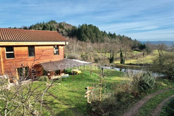 MAISON DE 220 M2, RÉNOVÉE EN 2014, TERRAIN DE 6 HA, 4 CHAMBRES, SALLE DE JEUX, 3 PUITS, ÉTANG, ASSAINISSEMENT AUX NORMES À VENIR, POMPE À CHALEUR DE 2016 AVEC CHAUFFAGE AU SOL, FIBRE OPTIQUE