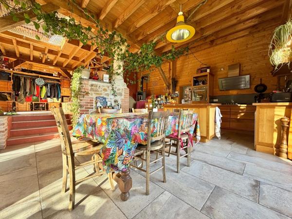 MAISON DE 220 M2, RÉNOVÉE EN 2014, TERRAIN DE 6 HA, 4 CHAMBRES, SALLE DE JEUX, 3 PUITS, ÉTANG, ASSAINISSEMENT AUX NORMES À VENIR, POMPE À CHALEUR DE 2016 AVEC CHAUFFAGE AU SOL, FIBRE OPTIQUE