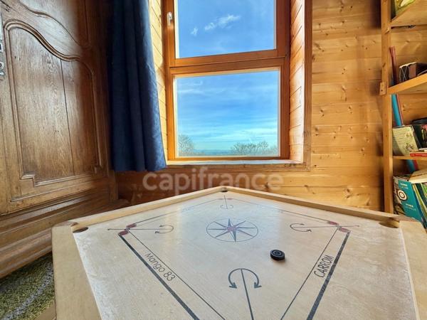 MAISON DE 220 M2, RÉNOVÉE EN 2014, TERRAIN DE 6 HA, 4 CHAMBRES, SALLE DE JEUX, 3 PUITS, ÉTANG, ASSAINISSEMENT AUX NORMES À VENIR, POMPE À CHALEUR DE 2016 AVEC CHAUFFAGE AU SOL, FIBRE OPTIQUE