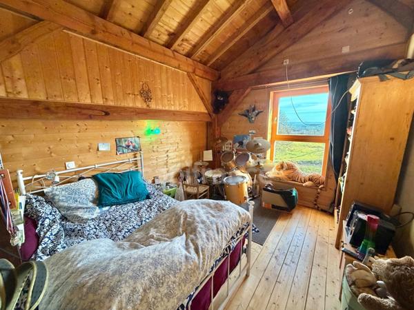MAISON DE 220 M2, RÉNOVÉE EN 2014, TERRAIN DE 6 HA, 4 CHAMBRES, SALLE DE JEUX, 3 PUITS, ÉTANG, ASSAINISSEMENT AUX NORMES À VENIR, POMPE À CHALEUR DE 2016 AVEC CHAUFFAGE AU SOL, FIBRE OPTIQUE