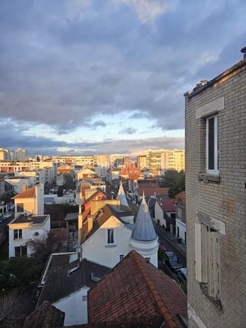Situé dans un quartier résidentiel, au 5ème et dernier étage sans ascenseur d'un élégant immeuble des années 1930, ce 3 pièces traversant vous séduira par sa belle hauteur sous plafond, sa distribution harmonieuse et ses balcons en saillie offrant une vue spectaculaire sur Paris, la Tour Eiffel et la Défense.
Grace à sa distribution, l'appartement bénéficie d'une luminosité naturelle tout au long de la journée ainsi que de vues dégagées de part et d'autre, apportant une agréable sensation d'espace et de bien être. 
Dès l'entrée, un couloir distribue les espaces : un séjour, deux chambres, une cuisine à aménager selon vos envies, ainsi qu'une vaste salle de bain avec WC;
Ses atouts : Luminosité exceptionnelle et calme absolu
                   : Dernier étage, sans vis à vis
                   : Fort potentiel d'aménagement
                   : Quartier résidentiel 
                   : Proximité immédiate des commerces, écoles et transports ( Gare Bois-Colombes à quelques minutes, Paris Saint Lazare en 10 min)
Une cave complète ce bien. 
Un bien rare sur le secteur. 

Contactez moi pour plus d'informations et organiser une visite.