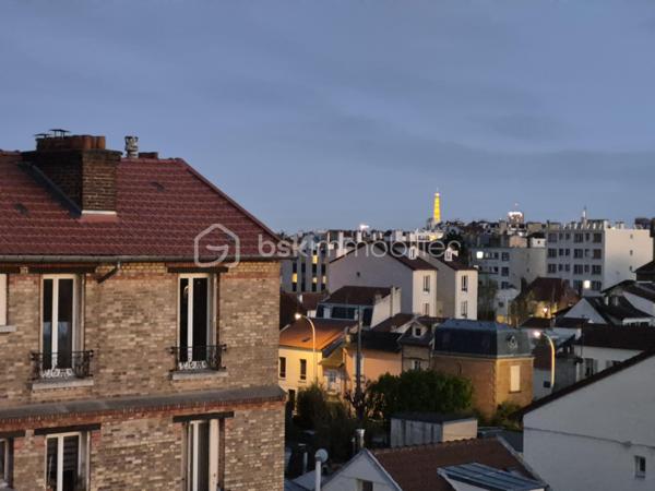 Situé dans un quartier résidentiel, au 5ème et dernier étage sans ascenseur d'un élégant immeuble des années 1930, ce 3 pièces traversant vous séduira par sa belle hauteur sous plafond, sa distribution harmonieuse et ses balcons en saillie offrant une vue spectaculaire sur Paris, la Tour Eiffel et la Défense.
Grace à sa distribution, l'appartement bénéficie d'une luminosité naturelle tout au long de la journée ainsi que de vues dégagées de part et d'autre, apportant une agréable sensation d'espace et de bien être. 
Dès l'entrée, un couloir distribue les espaces : un séjour, deux chambres, une cuisine à aménager selon vos envies, ainsi qu'une vaste salle de bain avec WC;
Ses atouts : Luminosité exceptionnelle et calme absolu
                   : Dernier étage, sans vis à vis
                   : Fort potentiel d'aménagement
                   : Quartier résidentiel 
                   : Proximité immédiate des commerces, écoles et transports ( Gare Bois-Colombes à quelques minutes, Paris Saint Lazare en 10 min)
Une cave complète ce bien. 
Un bien rare sur le secteur. 

Contactez moi pour plus d'informations et organiser une visite.