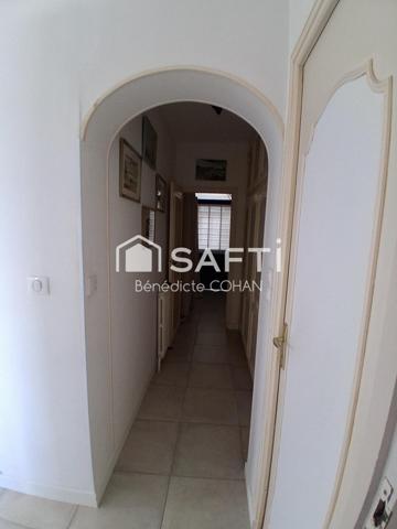 Pavillon divisé en quatre logements