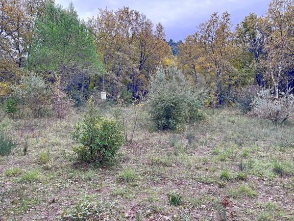 Terrain constructible de 1397m2 proche du village