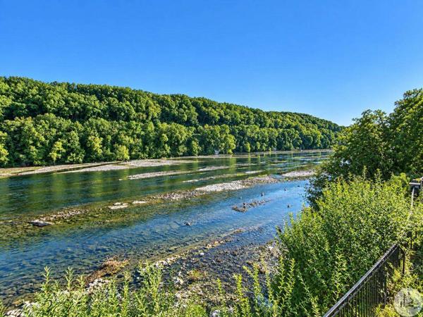 Au bord de la Dordogne, propriété de caractère