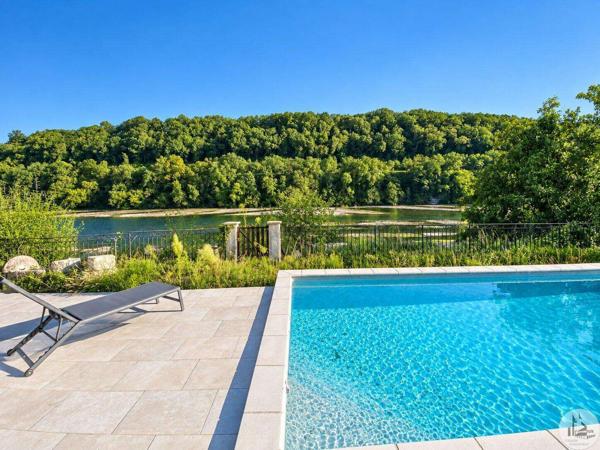 Au bord de la Dordogne, propriété de caractère