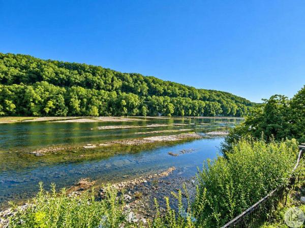 Au bord de la Dordogne, propriété de caractère