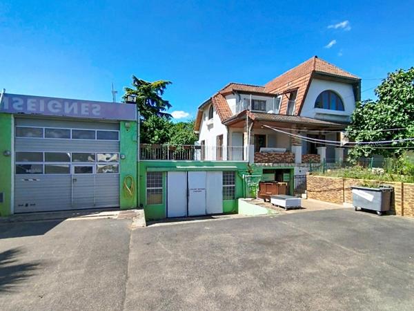 Maison de 7 pièces avec bâtiments commerciaux