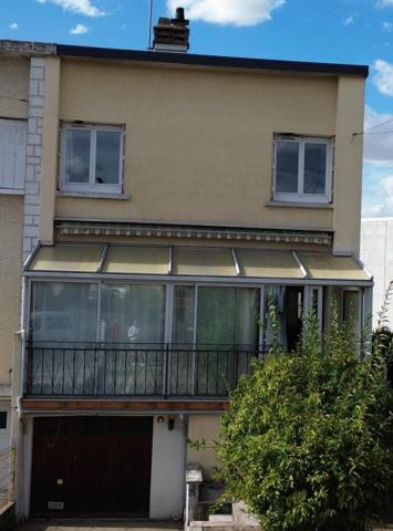 Maison sur sous sol à rénover avec jardin, garage – Issoudun