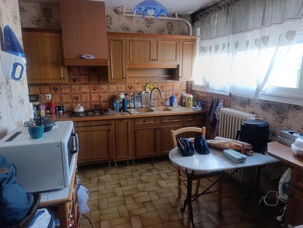 Maison sur sous sol à rénover avec jardin, garage – Issoudun