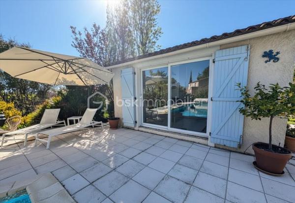 Après 15 années de vie heureuse dans cette maison, les propriétaires, un couple de jeunes retraités, ont décidé d’ouvrir un nouveau chapitre de leur vie. Désormais attirés par la proximité de la mer et l’animation de la ville, ils souhaitent transmettre ce lieu qu’ils ont tant aimé à de nouveaux occupants qui sauront, à leur tour, profiter de son cadre privilégié.

J’ai donc le plaisir de vous présenter cette agréable maison individuelle de plain-pied d'une surface de 130m², construite en 1985, située dans un domaine recherché à Tourrettes, à proximité des commerces et du prestigieux Terre Blanche Golf Resort , 20 mn de l'autoroute des adrets.

Construite de manière traditionnelle, cette maison traversante Nord-Sud offre un cadre de vie lumineux et paisible, sans vis-à-vis, au cœur d’un magnifique terrain de 2 400 m² entièrement clôturé, avec portail électrique.

La maison se compose : d’une entrée, d’un salon d’environ 40 m², d’une cuisine indépendante, d’une buanderie, d’un WC invité, de 4 chambres, d’une salle de bain avec douche, d’une salle d’eau, ainsi que d’un bureau.

Le salon et le bureau s’ouvrent sur une agréable terrasse d’environ 200 m², idéale pour profiter des beaux jours et des repas en extérieur.

Un garage à vélo, plusieurs stationnements, un atelier, une cave et un studio indépendant d’environ 17m² environ complètent également ce bien.

Côté équipements, la maison dispose de plusieurs panneaux solaires (7KWc) , d'un poêle à bois, ainsi que d'une climatisation réversible installée dans le salon, et  dans les 4 chambres et dans le studio indépendant, garantissant un confort optimal toute l'année.

La maison est raccordée au tout-à-l’égout.

Le terrain, entièrement clôturé, plat et joliment arboré, accueille deux oliviers, un figuier, un poirier, un noyer, un pommier ainsi qu’un magnifique Magnolia soulangeana, offrant un environnement verdoyant et agréable.

Vous profiterez également d’une piscine avec volet roulant électrique sécurisé, d’une profondeur d’environ 1,80 m.

Taxe foncière : 1 800 €
Charges : 49 € / mois

Un bien rare dans un secteur recherché, idéal pour une résidence principale ou secondaire, offrant calme, nature et qualité de vie.