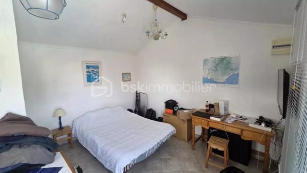 Après 15 années de vie heureuse dans cette maison, les propriétaires, un couple de jeunes retraités, ont décidé d’ouvrir un nouveau chapitre de leur vie. Désormais attirés par la proximité de la mer et l’animation de la ville, ils souhaitent transmettre ce lieu qu’ils ont tant aimé à de nouveaux occupants qui sauront, à leur tour, profiter de son cadre privilégié.

J’ai donc le plaisir de vous présenter cette agréable maison individuelle de plain-pied d'une surface de 130m², construite en 1985, située dans un domaine recherché à Tourrettes, à proximité des commerces et du prestigieux Terre Blanche Golf Resort , 20 mn de l'autoroute des adrets.

Construite de manière traditionnelle, cette maison traversante Nord-Sud offre un cadre de vie lumineux et paisible, sans vis-à-vis, au cœur d’un magnifique terrain de 2 400 m² entièrement clôturé, avec portail électrique.

La maison se compose : d’une entrée, d’un salon d’environ 40 m², d’une cuisine indépendante, d’une buanderie, d’un WC invité, de 4 chambres, d’une salle de bain avec douche, d’une salle d’eau, ainsi que d’un bureau.

Le salon et le bureau s’ouvrent sur une agréable terrasse d’environ 200 m², idéale pour profiter des beaux jours et des repas en extérieur.

Un garage à vélo, plusieurs stationnements, un atelier, une cave et un studio indépendant d’environ 17m² environ complètent également ce bien.

Côté équipements, la maison dispose de plusieurs panneaux solaires (7KWc) , d'un poêle à bois, ainsi que d'une climatisation réversible installée dans le salon, et  dans les 4 chambres et dans le studio indépendant, garantissant un confort optimal toute l'année.

La maison est raccordée au tout-à-l’égout.

Le terrain, entièrement clôturé, plat et joliment arboré, accueille deux oliviers, un figuier, un poirier, un noyer, un pommier ainsi qu’un magnifique Magnolia soulangeana, offrant un environnement verdoyant et agréable.

Vous profiterez également d’une piscine avec volet roulant électrique sécurisé, d’une profondeur d’environ 1,80 m.

Taxe foncière : 1 800 €
Charges : 49 € / mois

Un bien rare dans un secteur recherché, idéal pour une résidence principale ou secondaire, offrant calme, nature et qualité de vie.