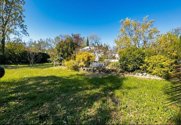 Après 15 années de vie heureuse dans cette maison, les propriétaires, un couple de jeunes retraités, ont décidé d’ouvrir un nouveau chapitre de leur vie. Désormais attirés par la proximité de la mer et l’animation de la ville, ils souhaitent transmettre ce lieu qu’ils ont tant aimé à de nouveaux occupants qui sauront, à leur tour, profiter de son cadre privilégié.

J’ai donc le plaisir de vous présenter cette agréable maison individuelle de plain-pied d'une surface de 130m², construite en 1985, située dans un domaine recherché à Tourrettes, à proximité des commerces et du prestigieux Terre Blanche Golf Resort , 20 mn de l'autoroute des adrets.

Construite de manière traditionnelle, cette maison traversante Nord-Sud offre un cadre de vie lumineux et paisible, sans vis-à-vis, au cœur d’un magnifique terrain de 2 400 m² entièrement clôturé, avec portail électrique.

La maison se compose : d’une entrée, d’un salon d’environ 40 m², d’une cuisine indépendante, d’une buanderie, d’un WC invité, de 4 chambres, d’une salle de bain avec douche, d’une salle d’eau, ainsi que d’un bureau.

Le salon et le bureau s’ouvrent sur une agréable terrasse d’environ 200 m², idéale pour profiter des beaux jours et des repas en extérieur.

Un garage à vélo, plusieurs stationnements, un atelier, une cave et un studio indépendant d’environ 17m² environ complètent également ce bien.

Côté équipements, la maison dispose de plusieurs panneaux solaires (7KWc) , d'un poêle à bois, ainsi que d'une climatisation réversible installée dans le salon, et  dans les 4 chambres et dans le studio indépendant, garantissant un confort optimal toute l'année.

La maison est raccordée au tout-à-l’égout.

Le terrain, entièrement clôturé, plat et joliment arboré, accueille deux oliviers, un figuier, un poirier, un noyer, un pommier ainsi qu’un magnifique Magnolia soulangeana, offrant un environnement verdoyant et agréable.

Vous profiterez également d’une piscine avec volet roulant électrique sécurisé, d’une profondeur d’environ 1,80 m.

Taxe foncière : 1 800 €
Charges : 49 € / mois

Un bien rare dans un secteur recherché, idéal pour une résidence principale ou secondaire, offrant calme, nature et qualité de vie.
