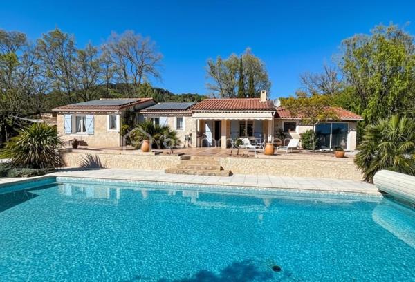 Après 15 années de vie heureuse dans cette maison, les propriétaires, un couple de jeunes retraités, ont décidé d’ouvrir un nouveau chapitre de leur vie. Désormais attirés par la proximité de la mer et l’animation de la ville, ils souhaitent transmettre ce lieu qu’ils ont tant aimé à de nouveaux occupants qui sauront, à leur tour, profiter de son cadre privilégié.

J’ai donc le plaisir de vous présenter cette agréable maison individuelle de plain-pied d'une surface de 130m², construite en 1985, située dans un domaine recherché à Tourrettes, à proximité des commerces et du prestigieux Terre Blanche Golf Resort , 20 mn de l'autoroute des adrets.

Construite de manière traditionnelle, cette maison traversante Nord-Sud offre un cadre de vie lumineux et paisible, sans vis-à-vis, au cœur d’un magnifique terrain de 2 400 m² entièrement clôturé, avec portail électrique.

La maison se compose : d’une entrée, d’un salon d’environ 40 m², d’une cuisine indépendante, d’une buanderie, d’un WC invité, de 4 chambres, d’une salle de bain avec douche, d’une salle d’eau, ainsi que d’un bureau.

Le salon et le bureau s’ouvrent sur une agréable terrasse d’environ 200 m², idéale pour profiter des beaux jours et des repas en extérieur.

Un garage à vélo, plusieurs stationnements, un atelier, une cave et un studio indépendant d’environ 17m² environ complètent également ce bien.

Côté équipements, la maison dispose de plusieurs panneaux solaires (7KWc) , d'un poêle à bois, ainsi que d'une climatisation réversible installée dans le salon, et  dans les 4 chambres et dans le studio indépendant, garantissant un confort optimal toute l'année.

La maison est raccordée au tout-à-l’égout.

Le terrain, entièrement clôturé, plat et joliment arboré, accueille deux oliviers, un figuier, un poirier, un noyer, un pommier ainsi qu’un magnifique Magnolia soulangeana, offrant un environnement verdoyant et agréable.

Vous profiterez également d’une piscine avec volet roulant électrique sécurisé, d’une profondeur d’environ 1,80 m.

Taxe foncière : 1 800 €
Charges : 49 € / mois

Un bien rare dans un secteur recherché, idéal pour une résidence principale ou secondaire, offrant calme, nature et qualité de vie.
