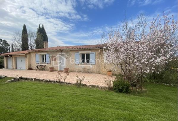 Après 15 années de vie heureuse dans cette maison, les propriétaires, un couple de jeunes retraités, ont décidé d’ouvrir un nouveau chapitre de leur vie. Désormais attirés par la proximité de la mer et l’animation de la ville, ils souhaitent transmettre ce lieu qu’ils ont tant aimé à de nouveaux occupants qui sauront, à leur tour, profiter de son cadre privilégié.

J’ai donc le plaisir de vous présenter cette agréable maison individuelle de plain-pied d'une surface de 130m², construite en 1985, située dans un domaine recherché à Tourrettes, à proximité des commerces et du prestigieux Terre Blanche Golf Resort , 20 mn de l'autoroute des adrets.

Construite de manière traditionnelle, cette maison traversante Nord-Sud offre un cadre de vie lumineux et paisible, sans vis-à-vis, au cœur d’un magnifique terrain de 2 400 m² entièrement clôturé, avec portail électrique.

La maison se compose : d’une entrée, d’un salon d’environ 40 m², d’une cuisine indépendante, d’une buanderie, d’un WC invité, de 4 chambres, d’une salle de bain avec douche, d’une salle d’eau, ainsi que d’un bureau.

Le salon et le bureau s’ouvrent sur une agréable terrasse d’environ 200 m², idéale pour profiter des beaux jours et des repas en extérieur.

Un garage à vélo, plusieurs stationnements, un atelier, une cave et un studio indépendant d’environ 17m² environ complètent également ce bien.

Côté équipements, la maison dispose de plusieurs panneaux solaires (7KWc) , d'un poêle à bois, ainsi que d'une climatisation réversible installée dans le salon, et  dans les 4 chambres et dans le studio indépendant, garantissant un confort optimal toute l'année.

La maison est raccordée au tout-à-l’égout.

Le terrain, entièrement clôturé, plat et joliment arboré, accueille deux oliviers, un figuier, un poirier, un noyer, un pommier ainsi qu’un magnifique Magnolia soulangeana, offrant un environnement verdoyant et agréable.

Vous profiterez également d’une piscine avec volet roulant électrique sécurisé, d’une profondeur d’environ 1,80 m.

Taxe foncière : 1 800 €
Charges : 49 € / mois

Un bien rare dans un secteur recherché, idéal pour une résidence principale ou secondaire, offrant calme, nature et qualité de vie.