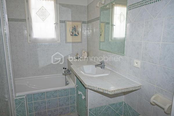 Après 15 années de vie heureuse dans cette maison, les propriétaires, un couple de jeunes retraités, ont décidé d’ouvrir un nouveau chapitre de leur vie. Désormais attirés par la proximité de la mer et l’animation de la ville, ils souhaitent transmettre ce lieu qu’ils ont tant aimé à de nouveaux occupants qui sauront, à leur tour, profiter de son cadre privilégié.

J’ai donc le plaisir de vous présenter cette agréable maison individuelle de plain-pied d'une surface de 130m², construite en 1985, située dans un domaine recherché à Tourrettes, à proximité des commerces et du prestigieux Terre Blanche Golf Resort , 20 mn de l'autoroute des adrets.

Construite de manière traditionnelle, cette maison traversante Nord-Sud offre un cadre de vie lumineux et paisible, sans vis-à-vis, au cœur d’un magnifique terrain de 2 400 m² entièrement clôturé, avec portail électrique.

La maison se compose : d’une entrée, d’un salon d’environ 40 m², d’une cuisine indépendante, d’une buanderie, d’un WC invité, de 4 chambres, d’une salle de bain avec douche, d’une salle d’eau, ainsi que d’un bureau.

Le salon et le bureau s’ouvrent sur une agréable terrasse d’environ 200 m², idéale pour profiter des beaux jours et des repas en extérieur.

Un garage à vélo, plusieurs stationnements, un atelier, une cave et un studio indépendant d’environ 17m² environ complètent également ce bien.

Côté équipements, la maison dispose de plusieurs panneaux solaires (7KWc) , d'un poêle à bois, ainsi que d'une climatisation réversible installée dans le salon, et  dans les 4 chambres et dans le studio indépendant, garantissant un confort optimal toute l'année.

La maison est raccordée au tout-à-l’égout.

Le terrain, entièrement clôturé, plat et joliment arboré, accueille deux oliviers, un figuier, un poirier, un noyer, un pommier ainsi qu’un magnifique Magnolia soulangeana, offrant un environnement verdoyant et agréable.

Vous profiterez également d’une piscine avec volet roulant électrique sécurisé, d’une profondeur d’environ 1,80 m.

Taxe foncière : 1 800 €
Charges : 49 € / mois

Un bien rare dans un secteur recherché, idéal pour une résidence principale ou secondaire, offrant calme, nature et qualité de vie.