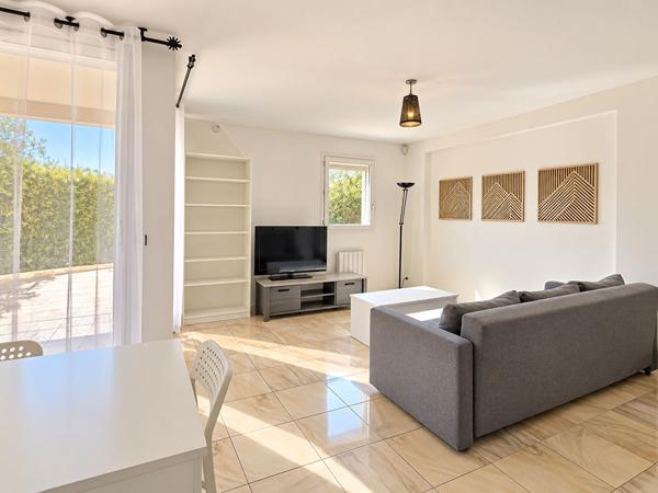 MARSEILLE 12e -T3 MEUBLÉ EN REZ-DE-JARDIN - JARDIN D'ENV. 300 M² - BOX