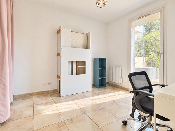 MARSEILLE 12e -T3 MEUBLÉ EN REZ-DE-JARDIN - JARDIN D'ENV. 300 M² - BOX