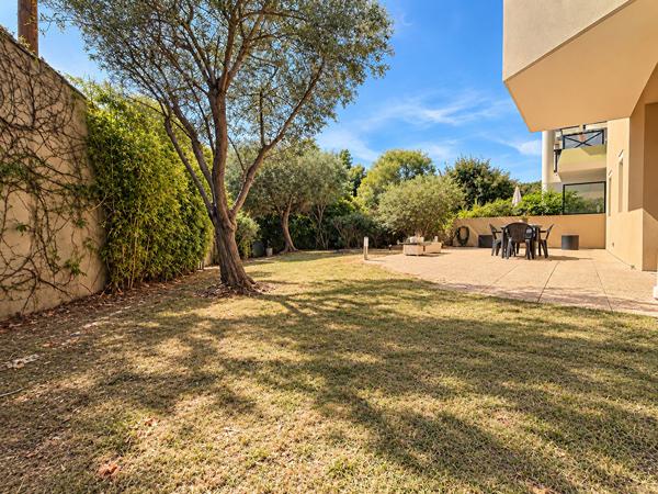 MARSEILLE 12e -T3 MEUBLÉ EN REZ-DE-JARDIN - JARDIN D'ENV. 300 M² - BOX