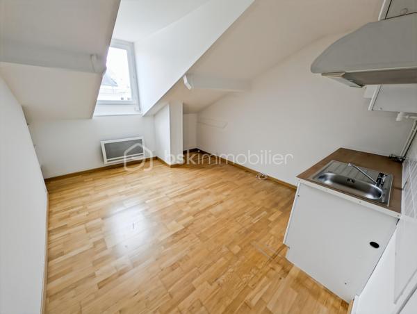 A SAISIR, OPPORTUNITE!

Bel appartement dans immeuble des années 1930 avec cachet de l'ancien et avec de nombreux travaux récents, toiture, ravalement.
Situé en hyper centre de Chelles, sur l'agréable et dynamique avenue du Maréchal Foch et à 5" à pieds de la gare de Chelles Gournay (rer E, ligne P et futurs métro).
Quartier avec toutes les commodités, écoles, transports et Parc et Marne à quelques minutes!

L'appartement est composé comme suit: une entrée distribue en étoile (sans perte d'espace) une salle d'eau, des WC séparés, un séjour et une chambre, le tout très lumineux avec une exposition plein sud.
Le bien situé au troisième et dernier étage sans ascenseur fait 24m2 loi Carrez, 32m2 au sol (séjour 9 Carrez, 13m2 au sol, Chambre idem).

Les atouts: 
Bien rénové et clé en main
DPE E très correct pour de l'ancien et dernier étage avec VMC, doucle vitrage (une isolation légère a été apportée aux rampants mais n'ont pas été pris en compte dans le DPE)
Quartier idéal (gare et commerces à quelques pas apportent un confort de vie très agréable au quotidien)
Charges faibles (992 euros incluant eau froide, assurance immeuble, syndic pro, divers contrats de maintenance)
Chauffage individuel électrique
Taxe foncière faible 471 euros
Rentabilité très bonne pour de l'investissement locatif avec 8% (loyer 850/900 euros CC)