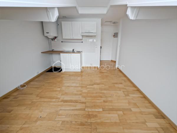 A SAISIR, OPPORTUNITE!

Bel appartement dans immeuble des années 1930 avec cachet de l'ancien et avec de nombreux travaux récents, toiture, ravalement.
Situé en hyper centre de Chelles, sur l'agréable et dynamique avenue du Maréchal Foch et à 5" à pieds de la gare de Chelles Gournay (rer E, ligne P et futurs métro).
Quartier avec toutes les commodités, écoles, transports et Parc et Marne à quelques minutes!

L'appartement est composé comme suit: une entrée distribue en étoile (sans perte d'espace) une salle d'eau, des WC séparés, un séjour et une chambre, le tout très lumineux avec une exposition plein sud.
Le bien situé au troisième et dernier étage sans ascenseur fait 24m2 loi Carrez, 32m2 au sol (séjour 9 Carrez, 13m2 au sol, Chambre idem).

Les atouts: 
Bien rénové et clé en main
DPE E très correct pour de l'ancien et dernier étage avec VMC, doucle vitrage (une isolation légère a été apportée aux rampants mais n'ont pas été pris en compte dans le DPE)
Quartier idéal (gare et commerces à quelques pas apportent un confort de vie très agréable au quotidien)
Charges faibles (992 euros incluant eau froide, assurance immeuble, syndic pro, divers contrats de maintenance)
Chauffage individuel électrique
Taxe foncière faible 471 euros
Rentabilité très bonne pour de l'investissement locatif avec 8% (loyer 850/900 euros CC)