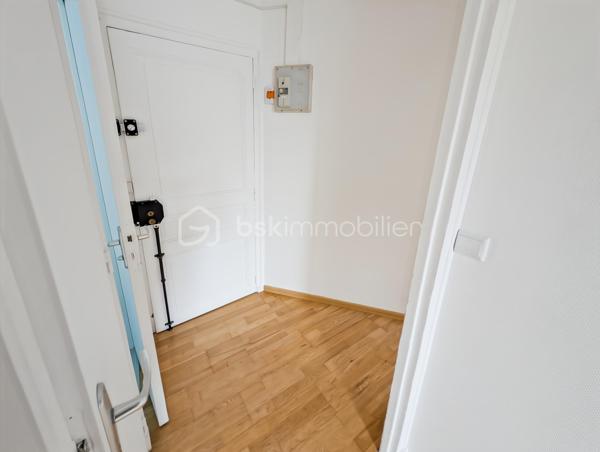 A SAISIR, OPPORTUNITE!

Bel appartement dans immeuble des années 1930 avec cachet de l'ancien et avec de nombreux travaux récents, toiture, ravalement.
Situé en hyper centre de Chelles, sur l'agréable et dynamique avenue du Maréchal Foch et à 5" à pieds de la gare de Chelles Gournay (rer E, ligne P et futurs métro).
Quartier avec toutes les commodités, écoles, transports et Parc et Marne à quelques minutes!

L'appartement est composé comme suit: une entrée distribue en étoile (sans perte d'espace) une salle d'eau, des WC séparés, un séjour et une chambre, le tout très lumineux avec une exposition plein sud.
Le bien situé au troisième et dernier étage sans ascenseur fait 24m2 loi Carrez, 32m2 au sol (séjour 9 Carrez, 13m2 au sol, Chambre idem).

Les atouts: 
Bien rénové et clé en main
DPE E très correct pour de l'ancien et dernier étage avec VMC, doucle vitrage (une isolation légère a été apportée aux rampants mais n'ont pas été pris en compte dans le DPE)
Quartier idéal (gare et commerces à quelques pas apportent un confort de vie très agréable au quotidien)
Charges faibles (992 euros incluant eau froide, assurance immeuble, syndic pro, divers contrats de maintenance)
Chauffage individuel électrique
Taxe foncière faible 471 euros
Rentabilité très bonne pour de l'investissement locatif avec 8% (loyer 850/900 euros CC)