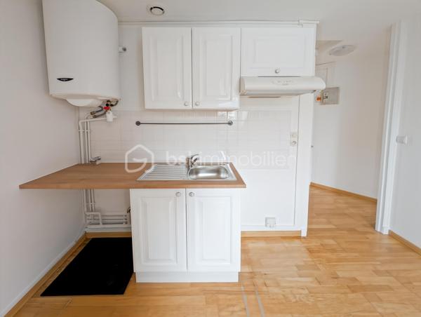 A SAISIR, OPPORTUNITE!

Bel appartement dans immeuble des années 1930 avec cachet de l'ancien et avec de nombreux travaux récents, toiture, ravalement.
Situé en hyper centre de Chelles, sur l'agréable et dynamique avenue du Maréchal Foch et à 5" à pieds de la gare de Chelles Gournay (rer E, ligne P et futurs métro).
Quartier avec toutes les commodités, écoles, transports et Parc et Marne à quelques minutes!

L'appartement est composé comme suit: une entrée distribue en étoile (sans perte d'espace) une salle d'eau, des WC séparés, un séjour et une chambre, le tout très lumineux avec une exposition plein sud.
Le bien situé au troisième et dernier étage sans ascenseur fait 24m2 loi Carrez, 32m2 au sol (séjour 9 Carrez, 13m2 au sol, Chambre idem).

Les atouts: 
Bien rénové et clé en main
DPE E très correct pour de l'ancien et dernier étage avec VMC, doucle vitrage (une isolation légère a été apportée aux rampants mais n'ont pas été pris en compte dans le DPE)
Quartier idéal (gare et commerces à quelques pas apportent un confort de vie très agréable au quotidien)
Charges faibles (992 euros incluant eau froide, assurance immeuble, syndic pro, divers contrats de maintenance)
Chauffage individuel électrique
Taxe foncière faible 471 euros
Rentabilité très bonne pour de l'investissement locatif avec 8% (loyer 850/900 euros CC)
