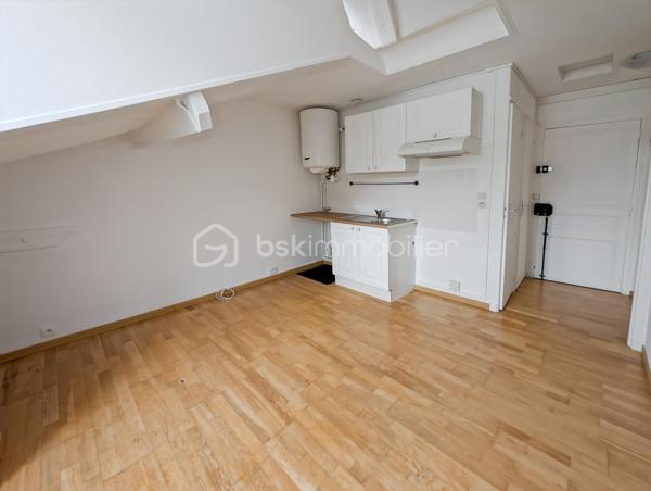 A SAISIR, OPPORTUNITE!

Bel appartement dans immeuble des années 1930 avec cachet de l'ancien et avec de nombreux travaux récents, toiture, ravalement.
Situé en hyper centre de Chelles, sur l'agréable et dynamique avenue du Maréchal Foch et à 5" à pieds de la gare de Chelles Gournay (rer E, ligne P et futurs métro).
Quartier avec toutes les commodités, écoles, transports et Parc et Marne à quelques minutes!

L'appartement est composé comme suit: une entrée distribue en étoile (sans perte d'espace) une salle d'eau, des WC séparés, un séjour et une chambre, le tout très lumineux avec une exposition plein sud.
Le bien situé au troisième et dernier étage sans ascenseur fait 24m2 loi Carrez, 32m2 au sol (séjour 9 Carrez, 13m2 au sol, Chambre idem).

Les atouts: 
Bien rénové et clé en main
DPE E très correct pour de l'ancien et dernier étage avec VMC, doucle vitrage (une isolation légère a été apportée aux rampants mais n'ont pas été pris en compte dans le DPE)
Quartier idéal (gare et commerces à quelques pas apportent un confort de vie très agréable au quotidien)
Charges faibles (992 euros incluant eau froide, assurance immeuble, syndic pro, divers contrats de maintenance)
Chauffage individuel électrique
Taxe foncière faible 471 euros
Rentabilité très bonne pour de l'investissement locatif avec 8% (loyer 850/900 euros CC)